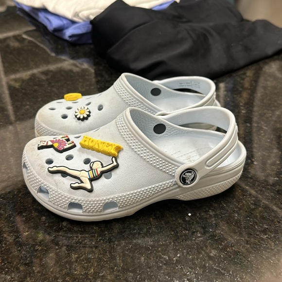 Kids Crocs with Charms / Jibbitz - Picture 3 of 5